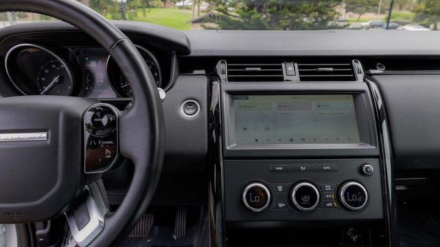 Photo of 2019 Fuji White Land Rover Discovery