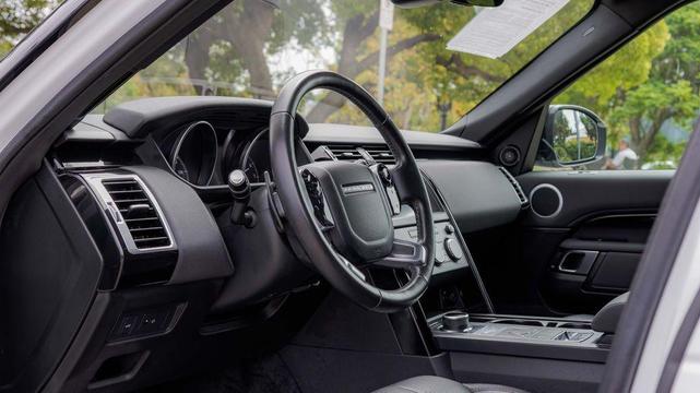 Photo of 2019 Fuji White Land Rover Discovery