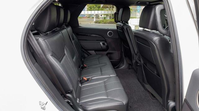 Photo of 2019 Fuji White Land Rover Discovery