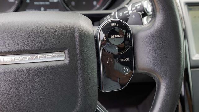 Photo of 2019 Fuji White Land Rover Discovery