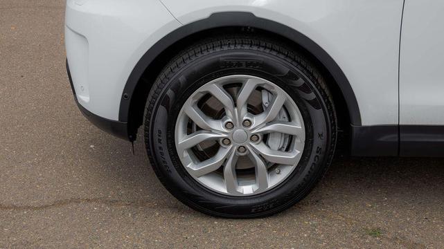 Photo of 2019 Fuji White Land Rover Discovery
