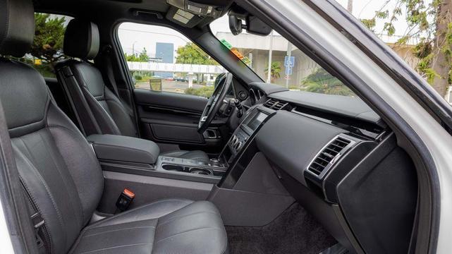 Photo of 2019 Fuji White Land Rover Discovery