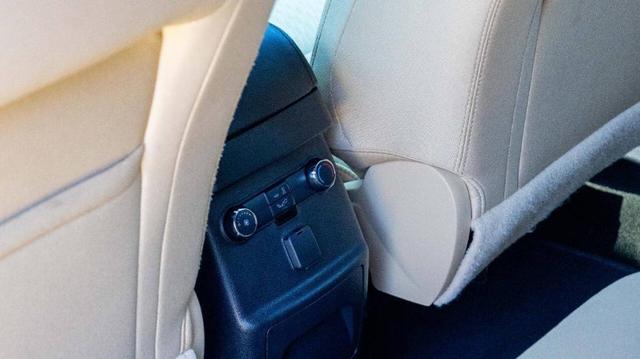 Photo of 2016 Oxford White Ford Explorer