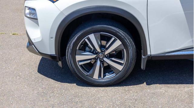 Photo of 2021 White Nissan Rogue