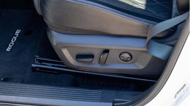 Photo of 2021 White Nissan Rogue