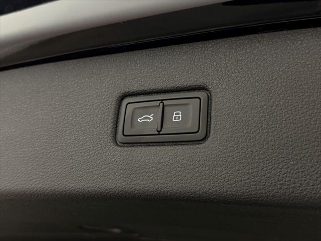 Photo of 2025 Mythos Black Metallic Audi Q7
