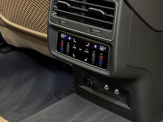 Photo of 2025 Mythos Black Metallic Audi Q7
