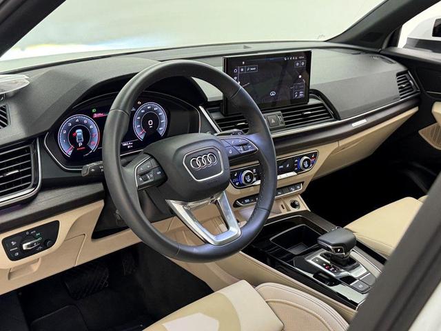 Photo of 2025 Glacier White Audi Q5