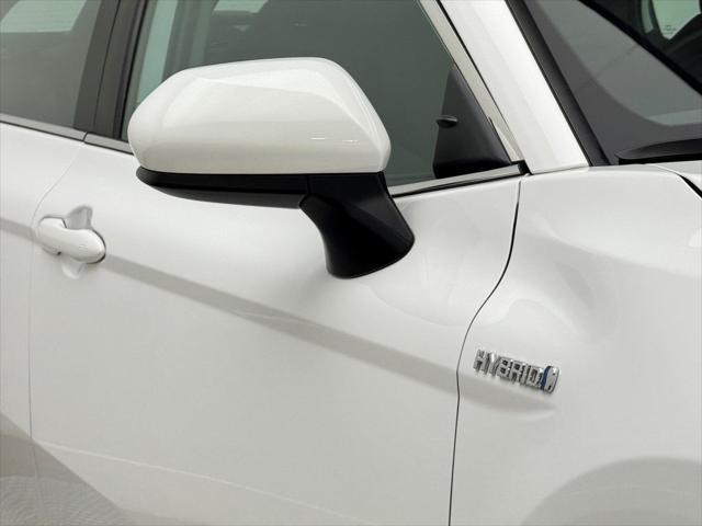 Photo of 2020 Super White Toyota Camry