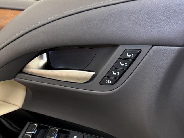Photo of 2017 Starfire Pearl Lexus LX 570