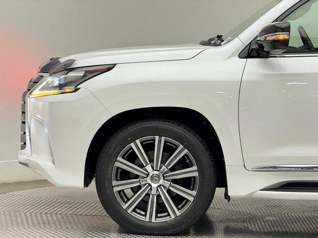 Photo of 2017 Starfire Pearl Lexus LX 570
