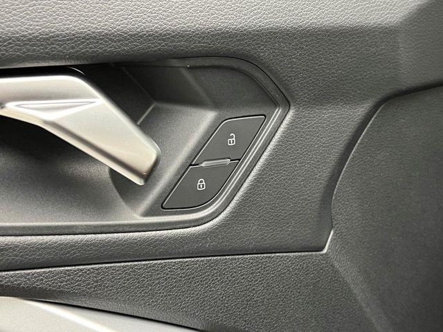 Photo of 2025 Blue Metallic Audi Q3