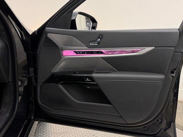 Photo of 2024 Black Sapphire Metallic BMW i7
