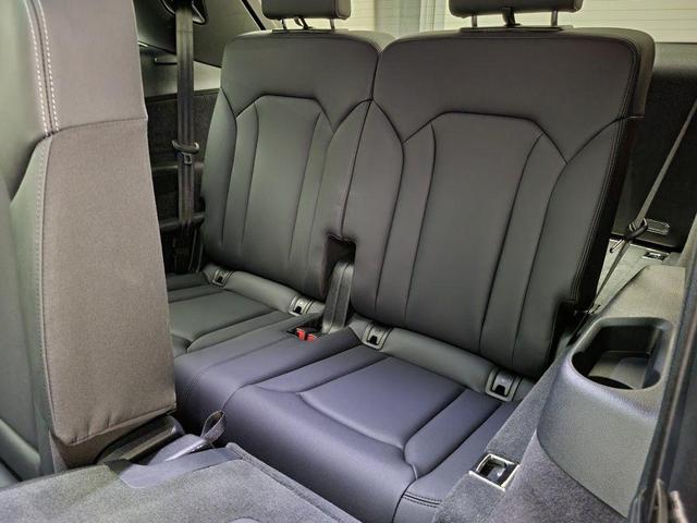 Photo of 2025 Waitomo Blue Metallic Audi Q7