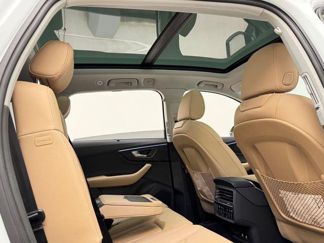 Photo of 2025 Glacier White Metallic Audi Q7