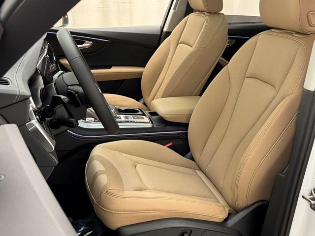 Photo of 2025 Glacier White Metallic Audi Q7