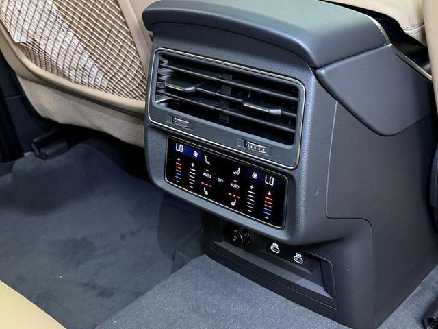 Photo of 2025 Glacier White Metallic Audi Q7
