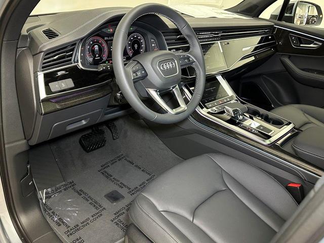 Photo of 2025 Satellite Silver Metallic Audi Q7