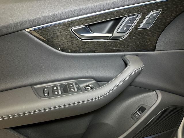 Photo of 2025 Satellite Silver Metallic Audi Q7