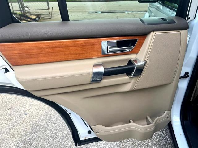 Photo of 2013 Fuji White Land Rover LR4