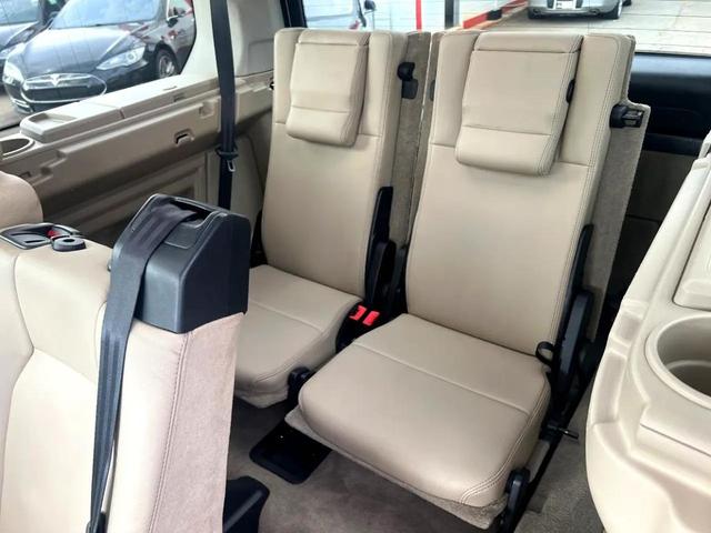 Photo of 2013 Fuji White Land Rover LR4