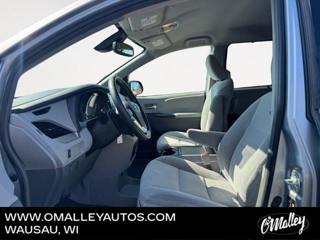 Photo of 2019 Celestial Silver Metallic Toyota Sienna
