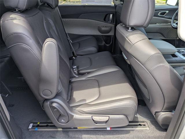 Photo of 2026 Ceramic Silver Kia Carnival Hybrid