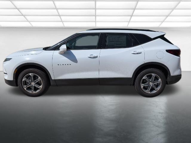Photo of 2025 Summit White Chevrolet Blazer