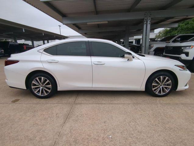 Photo of 2020 Ultra White Lexus ES 350