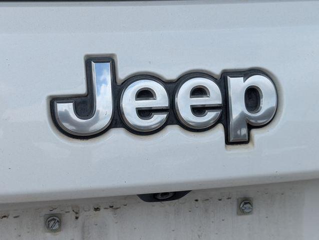 Photo of 2017 Bright White Clearcoat Jeep Grand Cherokee