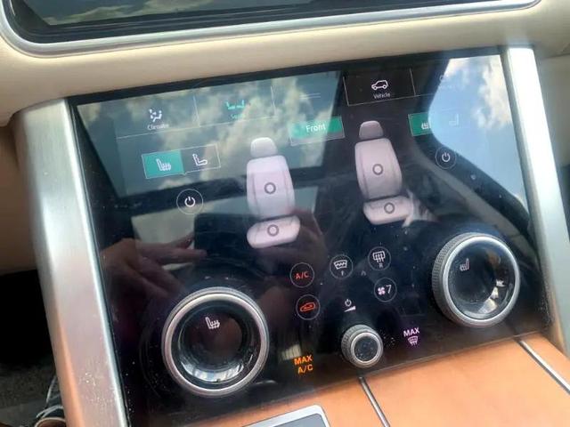 Photo of 2020 White Land Rover Range Rover