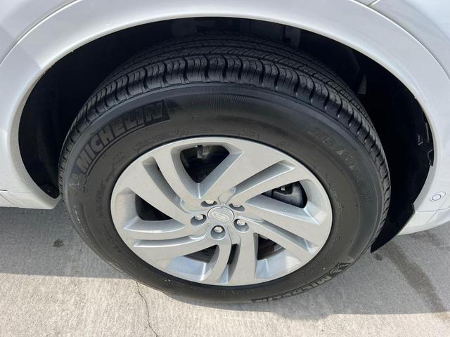 Photo of 2024 Fuji White Land Rover Discovery Sport