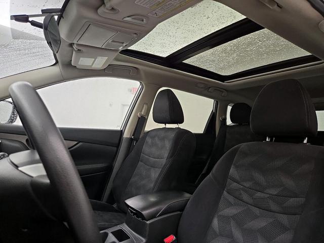 Photo of 2014 Silver Nissan Rogue