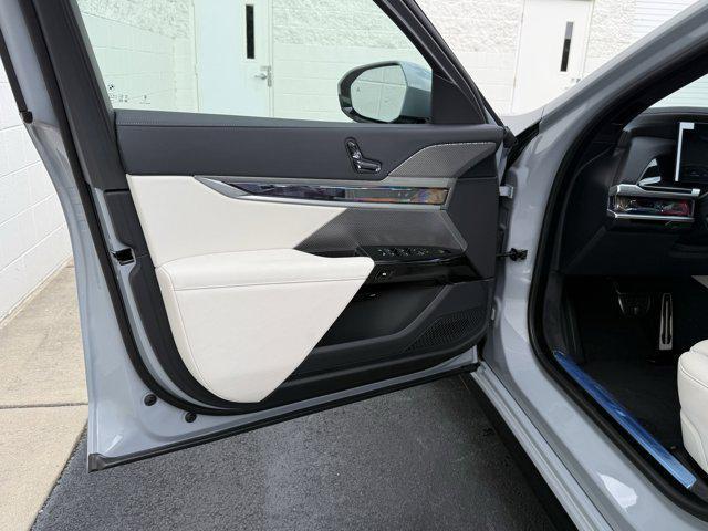 Photo of 2025 Brooklyn Grey Metallic BMW 740