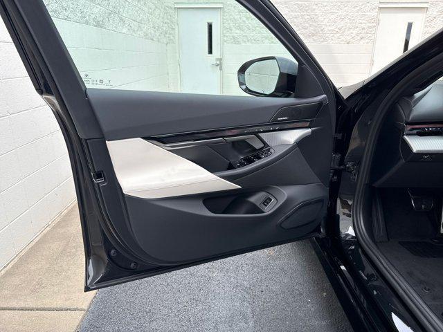 Photo of 2026 Black Sapphire Metallic BMW i5