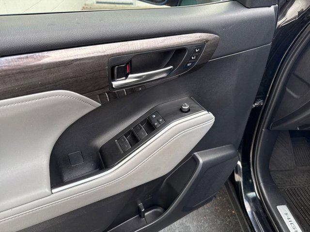 Photo of 2021 Midnight Black Metallic Toyota Highlander