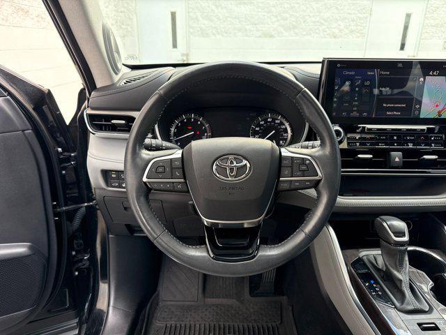 Photo of 2021 Midnight Black Metallic Toyota Highlander