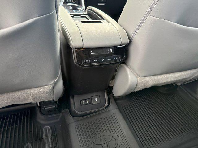 Photo of 2021 Midnight Black Metallic Toyota Highlander