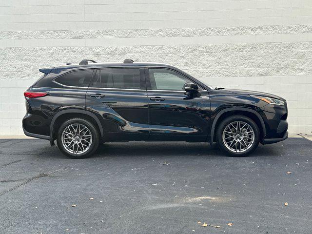 Photo of 2021 Midnight Black Metallic Toyota Highlander