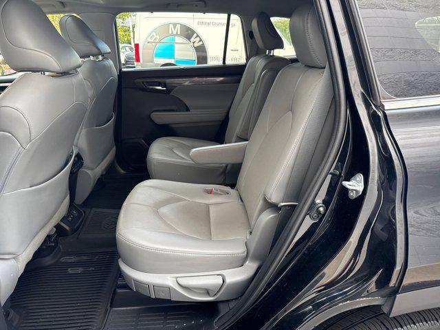 Photo of 2021 Midnight Black Metallic Toyota Highlander