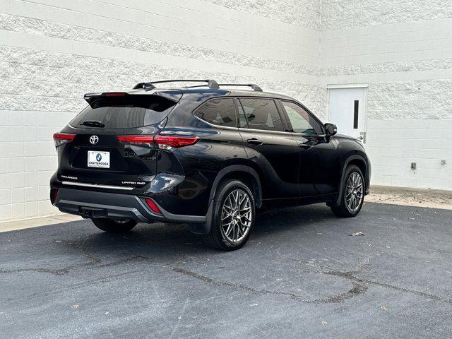 Photo of 2021 Midnight Black Metallic Toyota Highlander