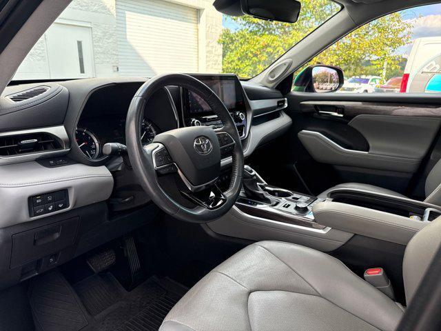 Photo of 2021 Midnight Black Metallic Toyota Highlander