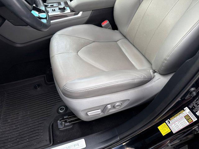 Photo of 2021 Midnight Black Metallic Toyota Highlander