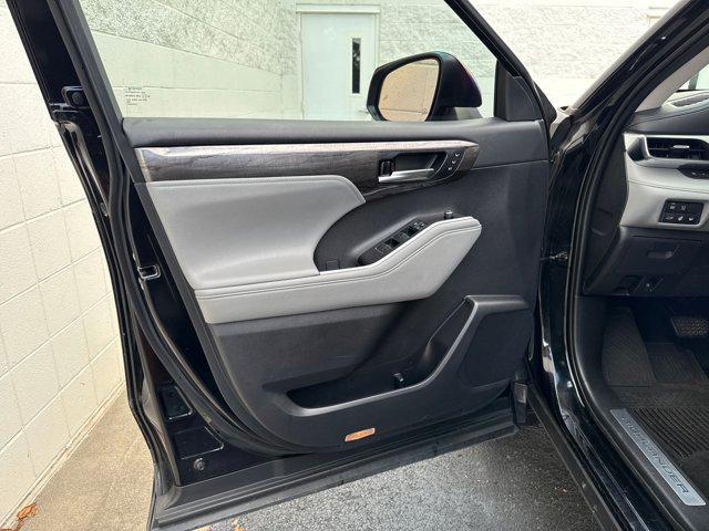 Photo of 2021 Midnight Black Metallic Toyota Highlander