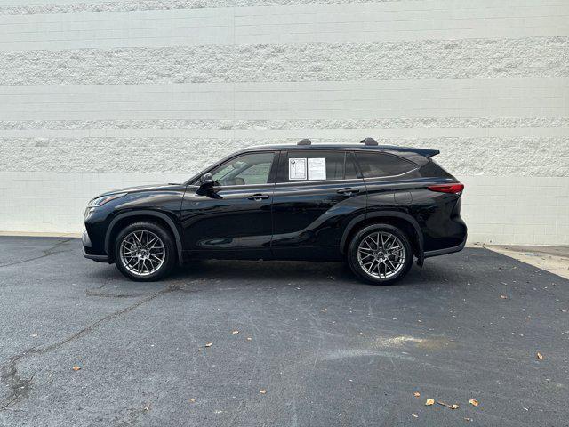 Photo of 2021 Midnight Black Metallic Toyota Highlander