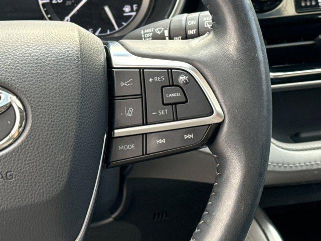 Photo of 2021 Midnight Black Metallic Toyota Highlander