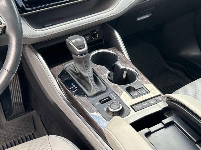 Photo of 2021 Midnight Black Metallic Toyota Highlander