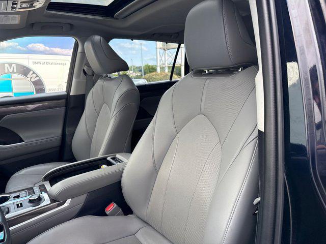 Photo of 2021 Midnight Black Metallic Toyota Highlander
