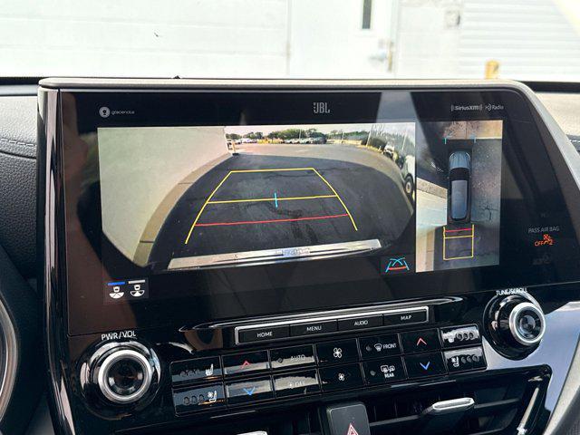 Photo of 2021 Midnight Black Metallic Toyota Highlander
