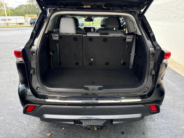 Photo of 2021 Midnight Black Metallic Toyota Highlander